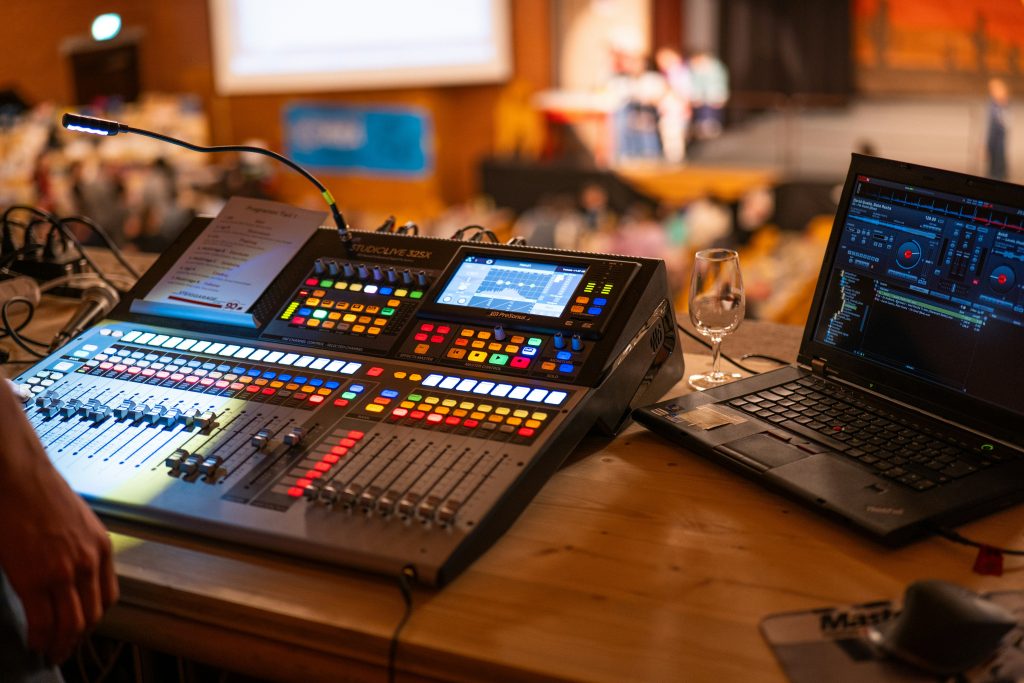 alugar equipamentos receptores e de distribuição de áudio